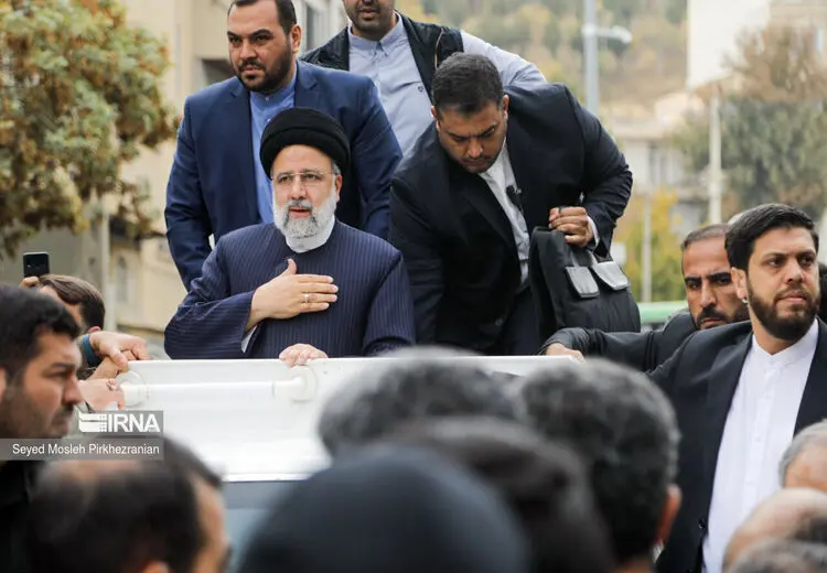 به علت عجز دستگاه تبلیغاتی دولت، فرصت دست نامردانی می افتد که یک تپق رییسی را دستمایه طنز و کوبیدنش می کنند