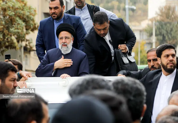 به علت عجز دستگاه تبلیغاتی دولت، فرصت دست نامردانی می افتد که یک تپق رییسی را دستمایه طنز و کوبیدنش می کنند