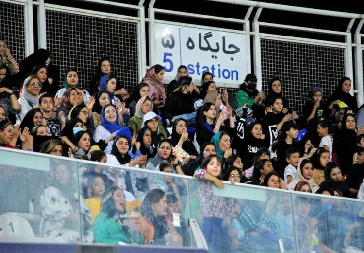شادی و فریاد زنان در ورزشگاه فوتبال سیرجان