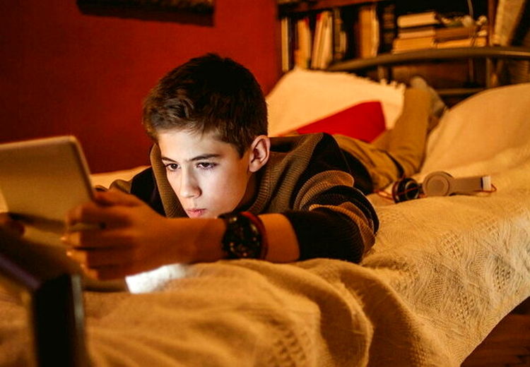 با فرزندی که فیلم مبتذل دیده، چطور رفتار کنیم؟