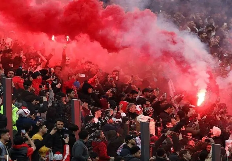 تجمع اعتراضی هواداران پرسپولیس مقابل بانک شهر!