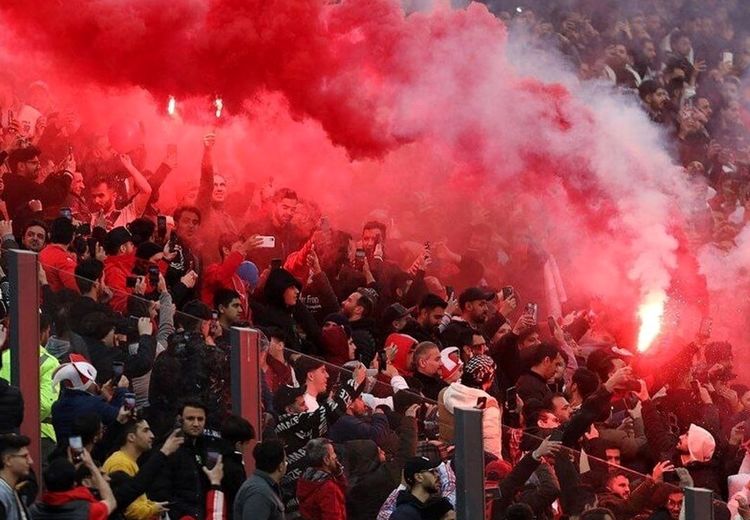 تجمع اعتراضی هواداران پرسپولیس مقابل بانک شهر!