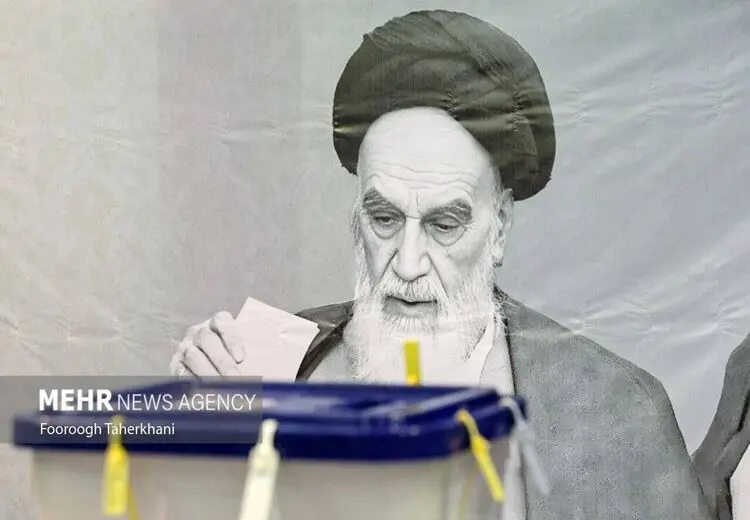 قابی متفاوت از امام خمینی (ره) در سالن رای‌گیری  
