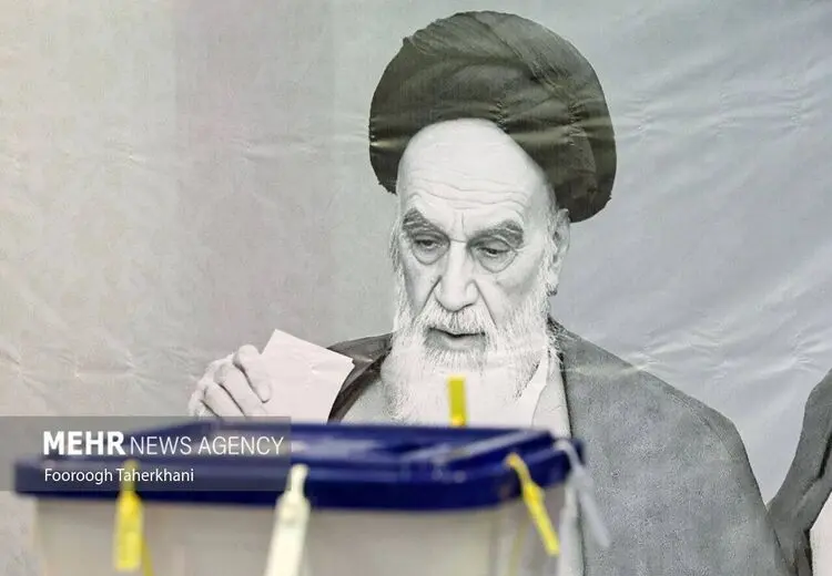 قابی متفاوت از امام خمینی (ره) در سالن رای‌گیری  
