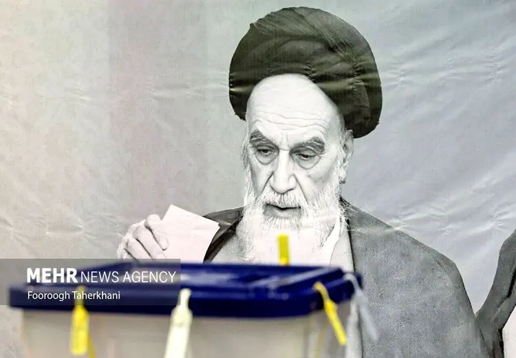 قابی متفاوت از امام خمینی (ره) در سالن رای‌گیری  
