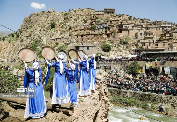دف‌زنی زنان و مردان کردستان