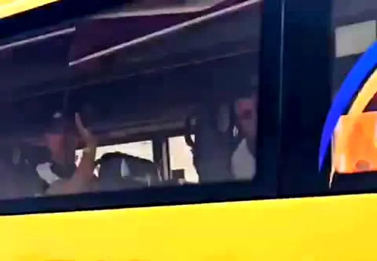 واکنش رونالدو از اتوبوس به ابراز علاقه هوادارانش در تهران/ فیلم