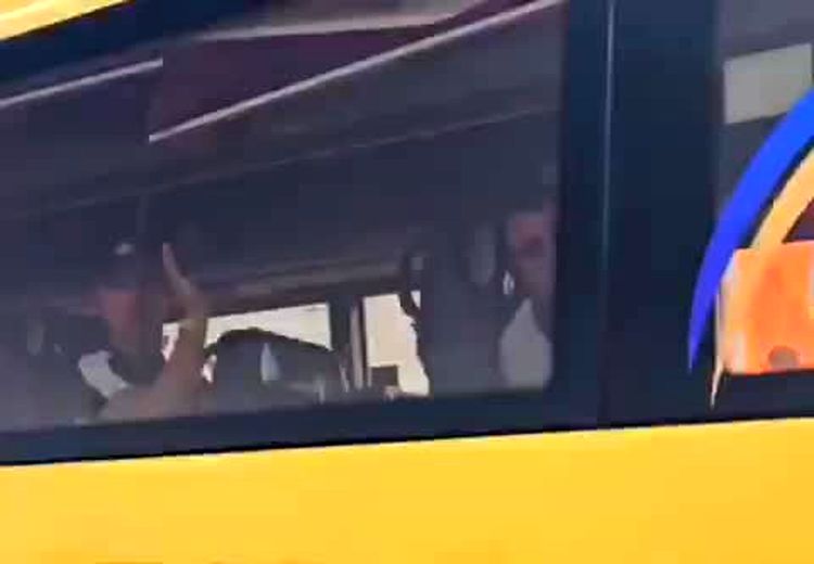 واکنش رونالدو از اتوبوس به ابراز علاقه هوادارانش در تهران/ فیلم