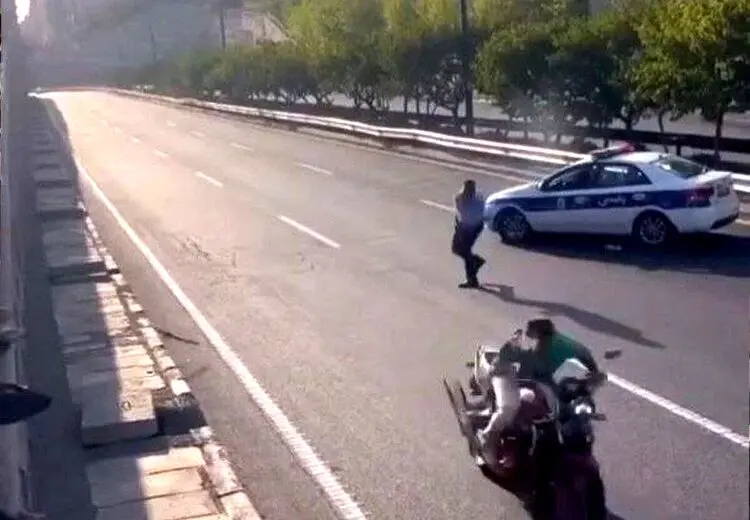  واکنش پلیس به ویدیوی پرتاب باتوم از سوی مامور راهور