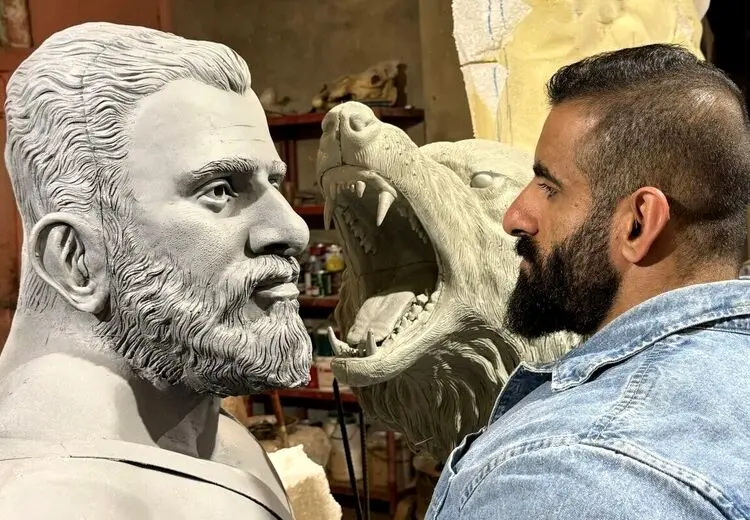 فیلم ساخت مجسمه هادی چوپان با صدای زوزه او!