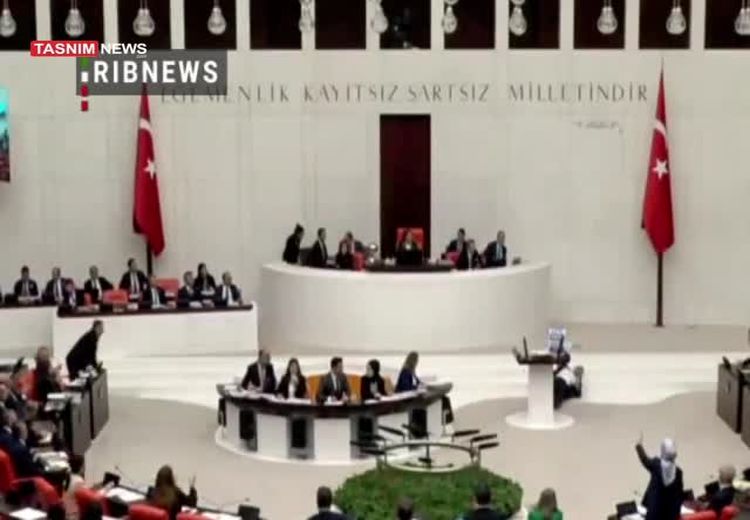 لحظه سکته کردن نماینده مجلس ترکیه هنگام سخنرانی