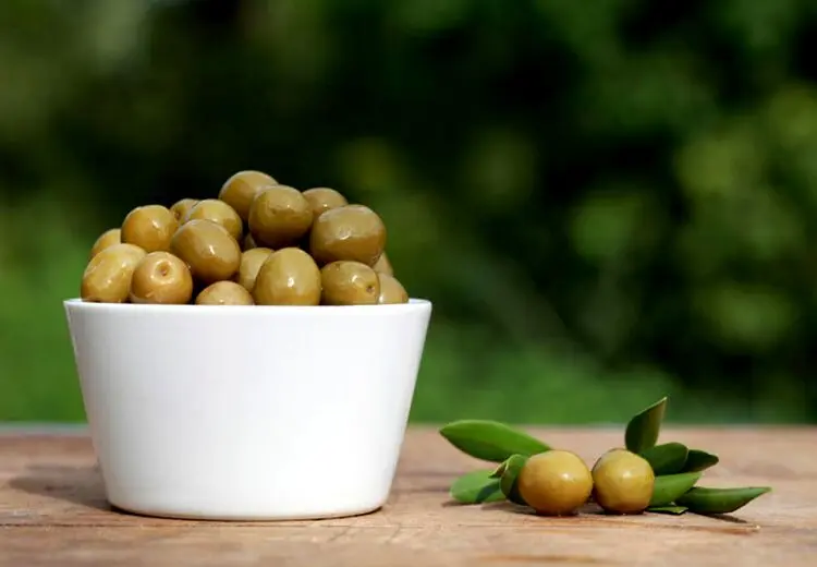 این افراد بهتر است لب به زیتون نزنند