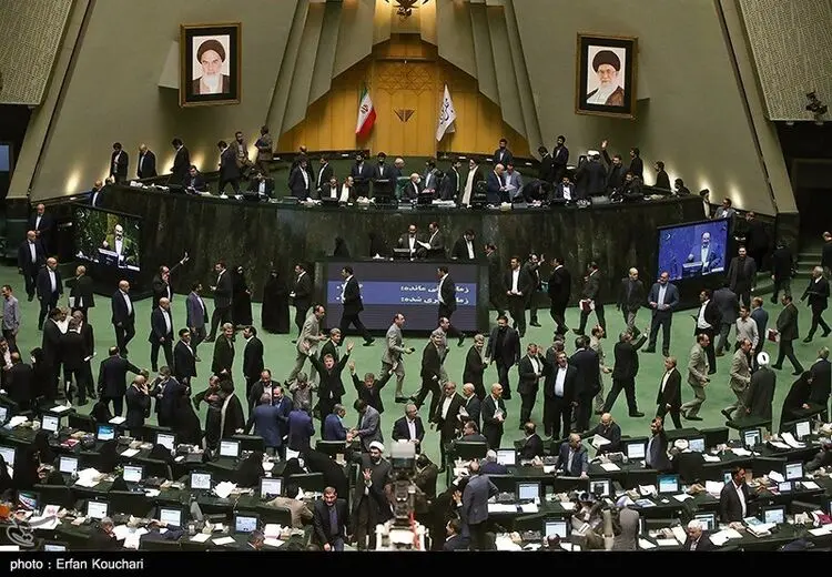 انتقاد خبرگزاری اصولگرا از بهارستان: اینجا پارک است یا مجلس؟ + تصاویر