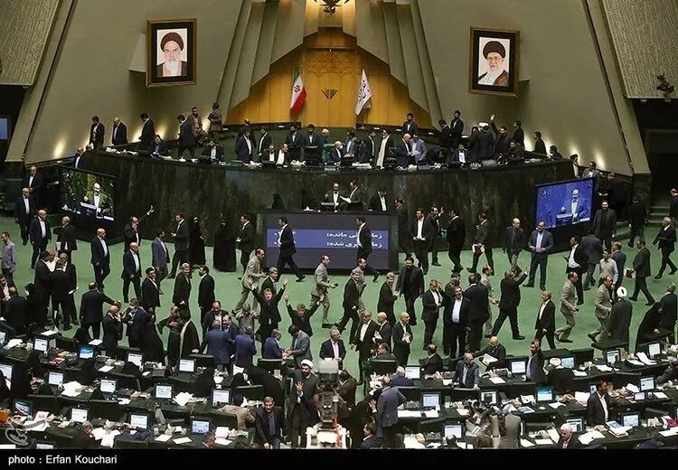 انتقاد خبرگزاری اصولگرا از بهارستان: اینجا پارک است یا مجلس؟ + تصاویر