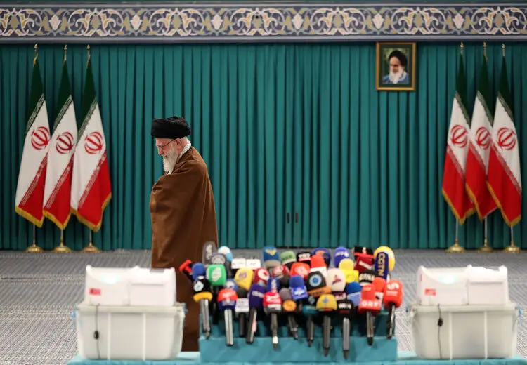 رهبر انقلاب پای صندوق رای

