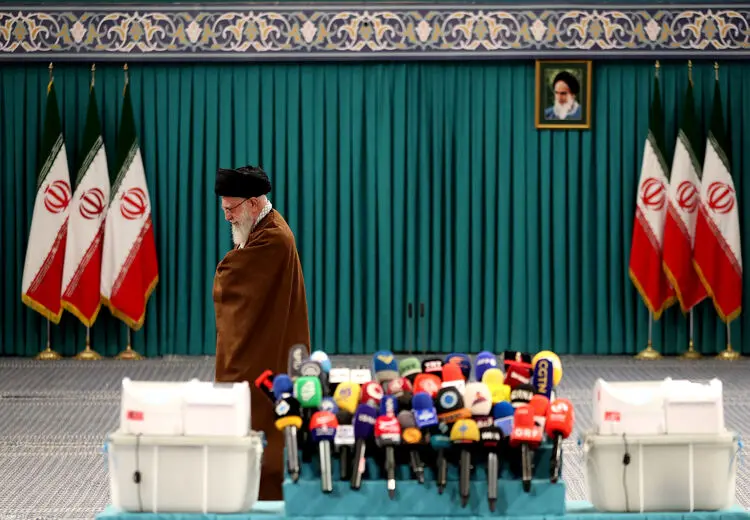 رهبر انقلاب پای صندوق رای
