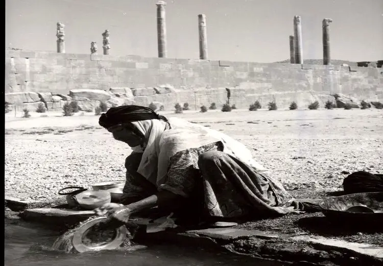 ظرف شستن یک زن در تخت جمشید