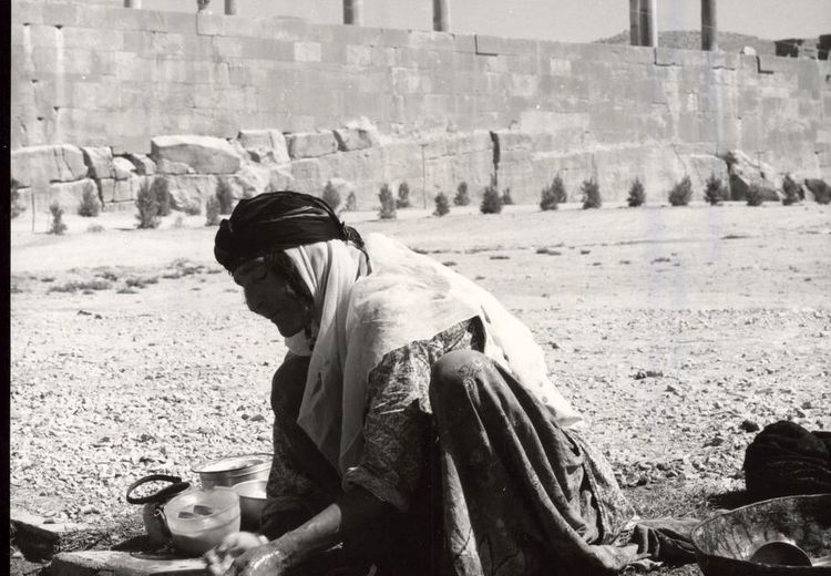 ظرف شستن یک زن در تخت جمشید
