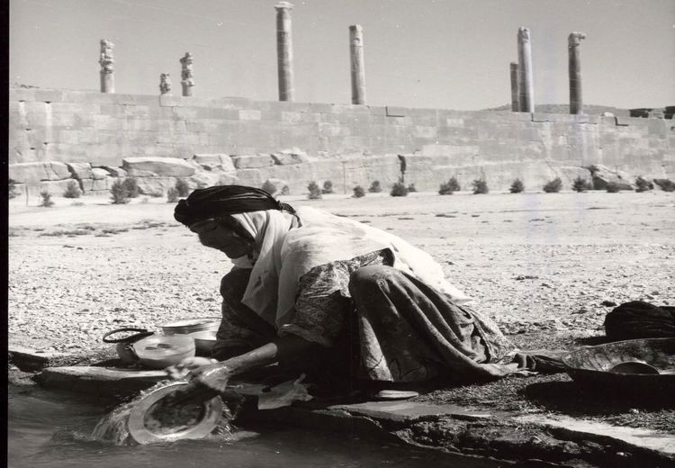 ظرف شستن یک زن در تخت جمشید