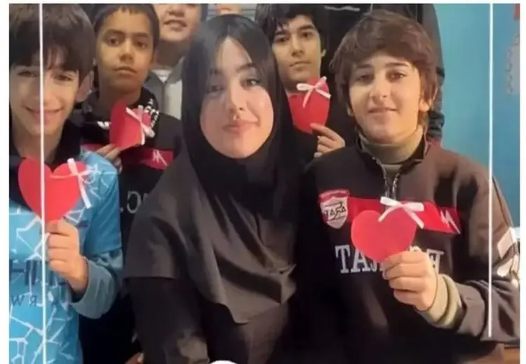 خداحافطی خانم معلم گنگستر شهر آمل، با معلمی (فیلم)