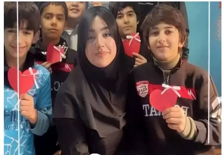 خداحافطی خانم معلم گنگستر شهر آمل، با معلمی (فیلم)