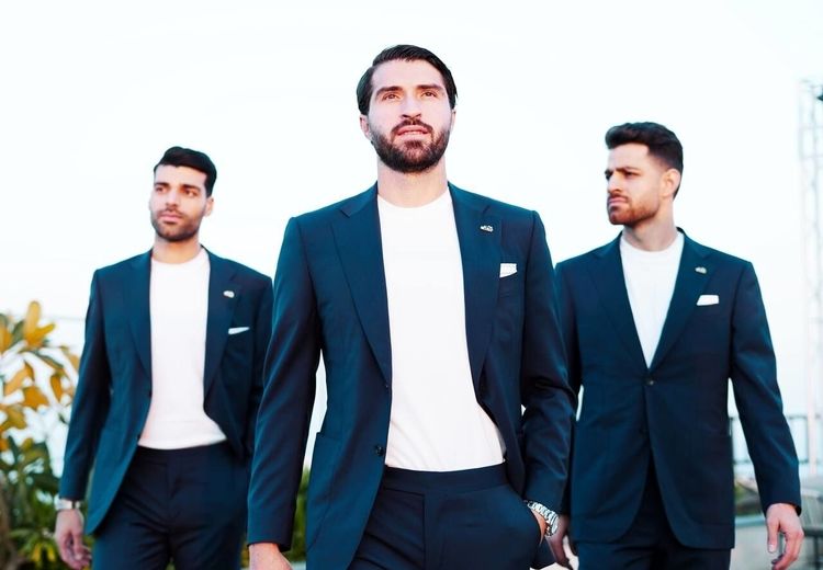 کریم انصاری‌فرد تصمیم گرفته به جای گرمکن، کت و شلوار بپوشید