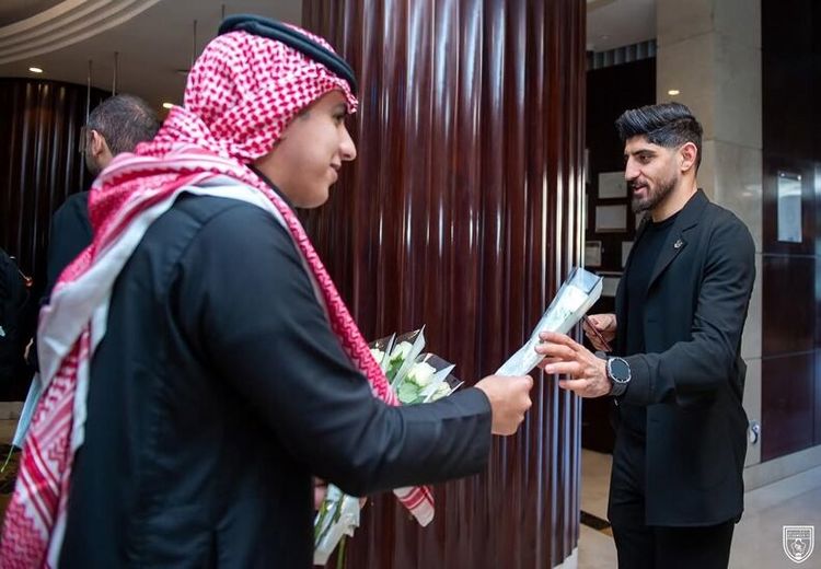 استقبال سعودی ها از تیم تراکتور با رز سفید