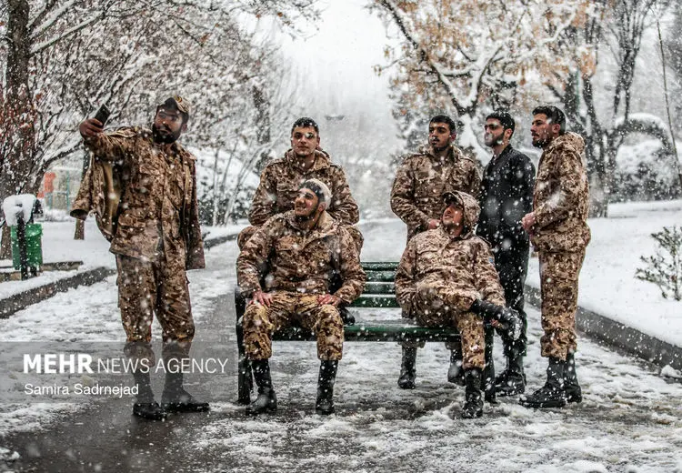 سلفی سربازها در روز برفی 