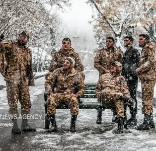 سلفی سربازها در روز برفی 