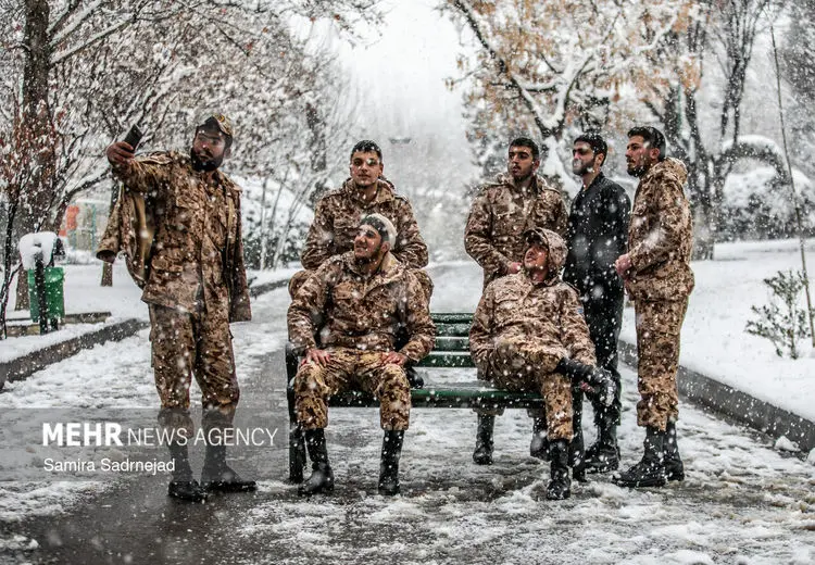 سلفی سربازها در روز برفی 