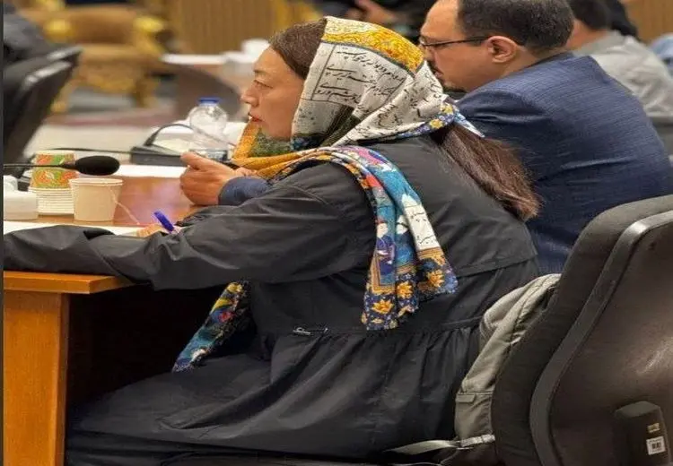 شعر فارسی روی شال خبرنگاز چینی  / عکس