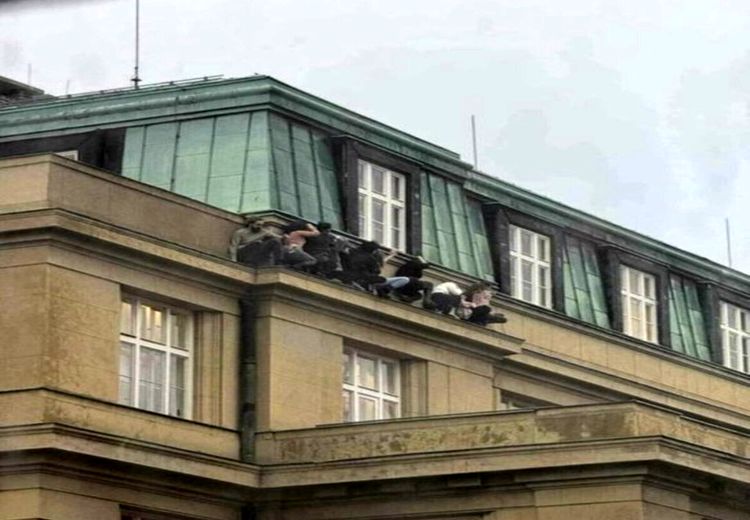 عکسی از پنهان شدن دانشجویان دانشگاه پراگ از دست فرد مهاجم