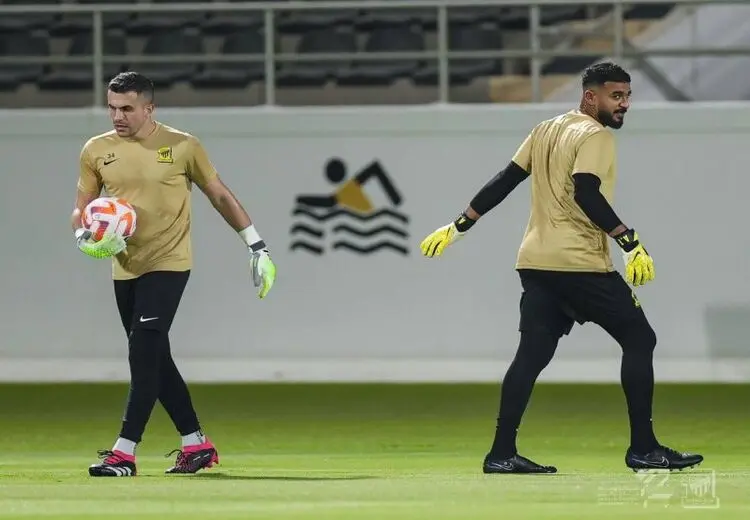 دروازه‌بان محبوب الهلال، پیراهن رقیب را پوشید / عکس
