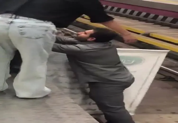 تصاویری از اقدام به خودکشی مرد میانسال در متروی تهران