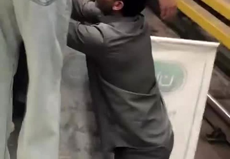 تصاویری از اقدام به خودکشی مرد میانسال در متروی تهران
