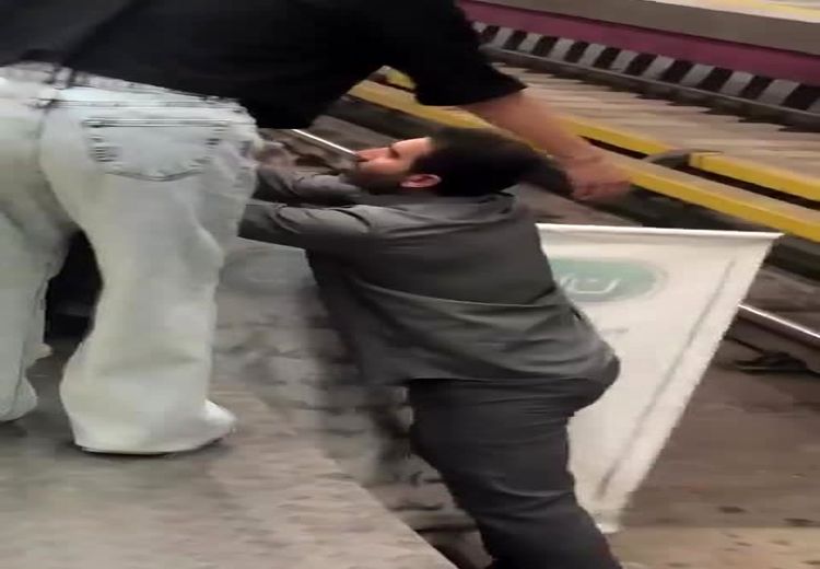 تصاویری از اقدام به خودکشی مرد میانسال در متروی تهران