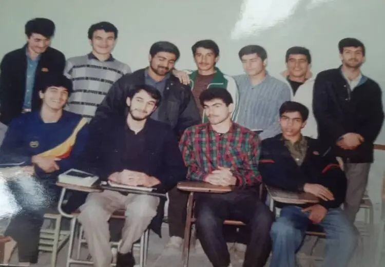  امیرعبداللهیان در کنار همکلاسی‌های دبیرستانی‌اش