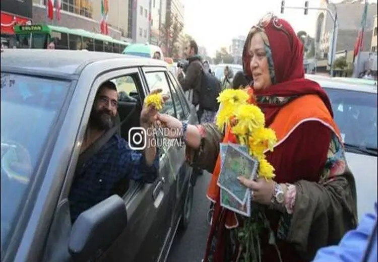 گل‌فروشی بهاره رهنما و امیر حسین رستمی در خیابان‌های تهران/ عکس

