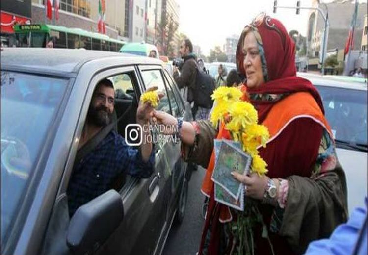گل‌فروشی بهاره رهنما و امیر حسین رستمی در خیابان‌های تهران/ عکس
