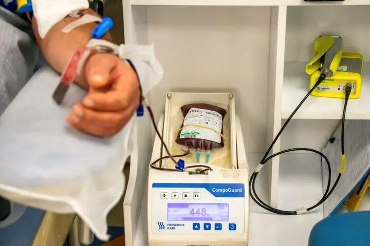 اهدای خون مدیران و اعضای باشگاه آلومینیوم برای حمایت از مجروحان جنگ رمضان