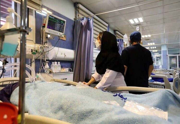 وزیر بهداشت: کاشت ناخن و مژه برای پزشکان و پرستاران ممنوع است