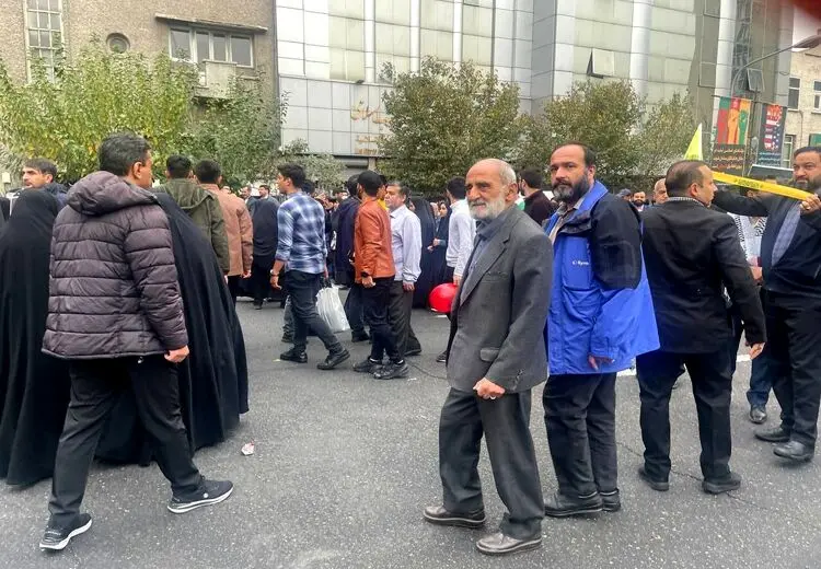  حسین شریعتمداری تنها در راهپیمایی ۱۳ آبان/ عکس