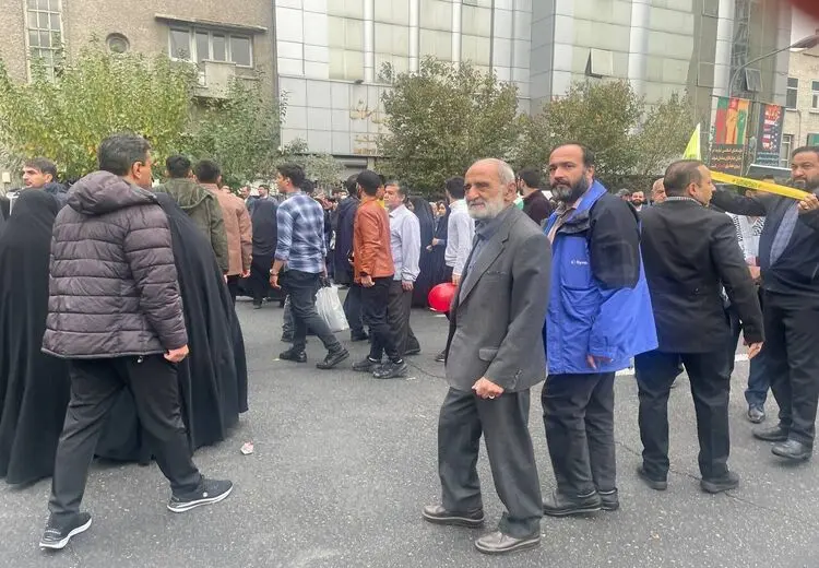  حسین شریعتمداری تنها در راهپیمایی ۱۳ آبان/ عکس