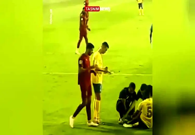 لحظه جنجالی بازکردن بند کفش بازیکن النصر با دندان توسط رونالدو     