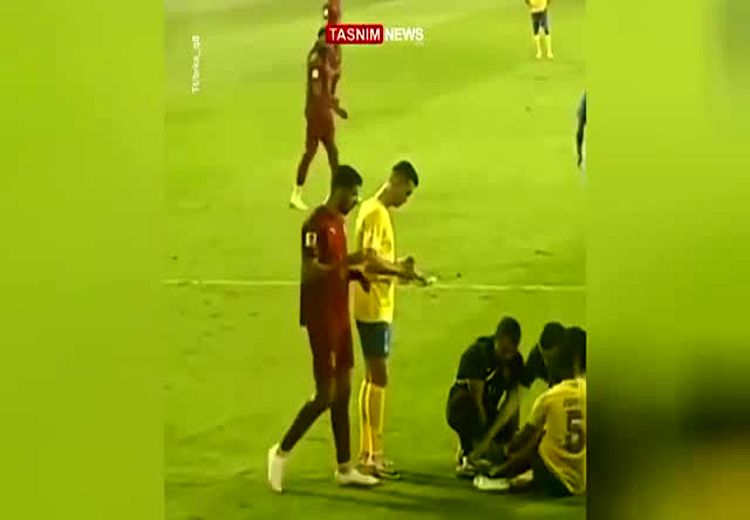 لحظه جنجالی بازکردن بند کفش بازیکن النصر با دندان توسط رونالدو     