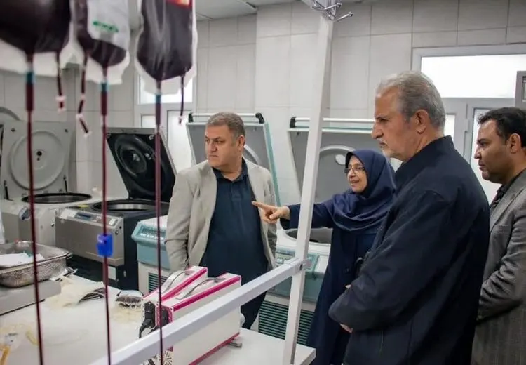 اهدای خون مدیران و اعضای باشگاه آلومینیوم برای حمایت از مجروحان جنگ 