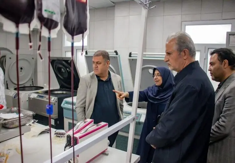 اهدای خون مدیران و اعضای باشگاه آلومینیوم برای حمایت از مجروحان جنگ 