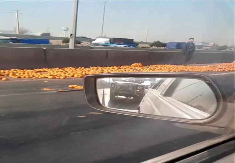 چپ کردن نیسان با بار پرتقال در تهران