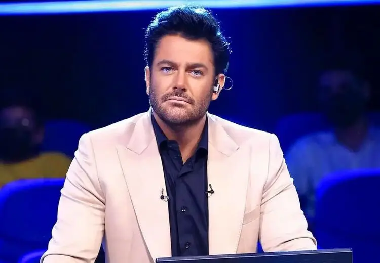 ستاره تیم ملی کنار محمدرضا گلزار در یک سالن آرایشی زنانه 