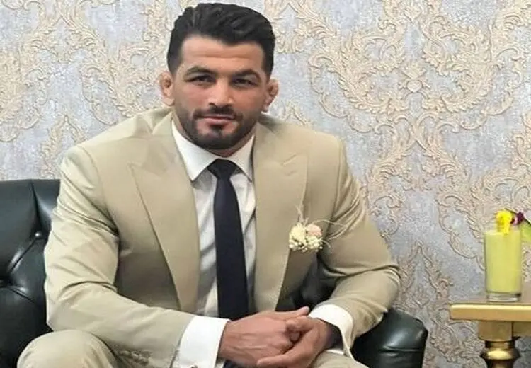 پست عاشقانه حسن یزدانی با استایل دامادی 